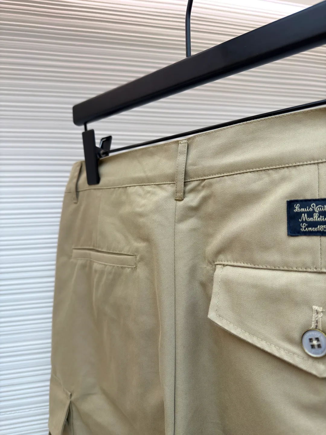 LOUIS VUITTON pocket embroidered work trousers ●Original version: Purchased and developed by 11318 ●Item number: 1681826-B50 ●Fabric: cotton twill fabric ●Technology: embroidery production ●Color: Khaki ●Version: Fitted version ●Weight: about 505 grams ●Size: 44-46-48-50 ●Description: The high cotton content ensures the fabric's excellent breathability, durability and classic workwear texture, while the twill weave gives it unique wear resistance and stiffness. The special fabric technology solves the pain points of tight and stiff traditional overalls; it provides greater freedom when moving, significantly improves wearing comfort and flexibility, and achieves a balance between function and comfort. The application of three-dimensional core-spinning embroidery technology in the pocket position is achieved by adding additional cotton thread or foam as the core material to the pattern filling layer, and then using embroidery thread to fully cover the embroidery. The logo pattern is significantly protruded from the surface of the fabric, forming a full three-dimensional effect. This process not only enhances the visual impact and tactile level, but also improves the wear resistance of the pocket area through the buffering effect of the core material, ensuring that the pattern can still remain crisp and not deformed in complex daily use, ensuring that the pattern is clear and durable, and injecting a sense of sophistication into the rugged workwear style. Diversified pocket system combines workwear functionality with sophistication. The flap cargo pockets on both sides are a signature element, and their flap design prevents items from falling and enhances the visual three-dimensionality. Italian style pockets provide simple side storage. The overall wiring is straight and delicate, the fabric is comfortable and soft, and the color is consistent without color difference. It can be matched with the same style to create a fashionable look and control various occasions. Customized accessories, complete with three standards, same style for men and women!